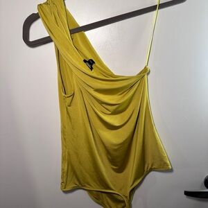 Express One-Shoulder Bodysuit Dark Yellow
Sz L Express Body Contour Collection